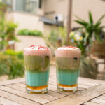 Der Sommer wird bunt: Tchibo launcht Iced Rainbow Matcha Latte österreichweit