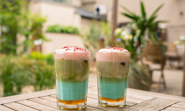 Der Sommer wird bunt: Tchibo launcht Iced Rainbow Matcha Latte österreichweit