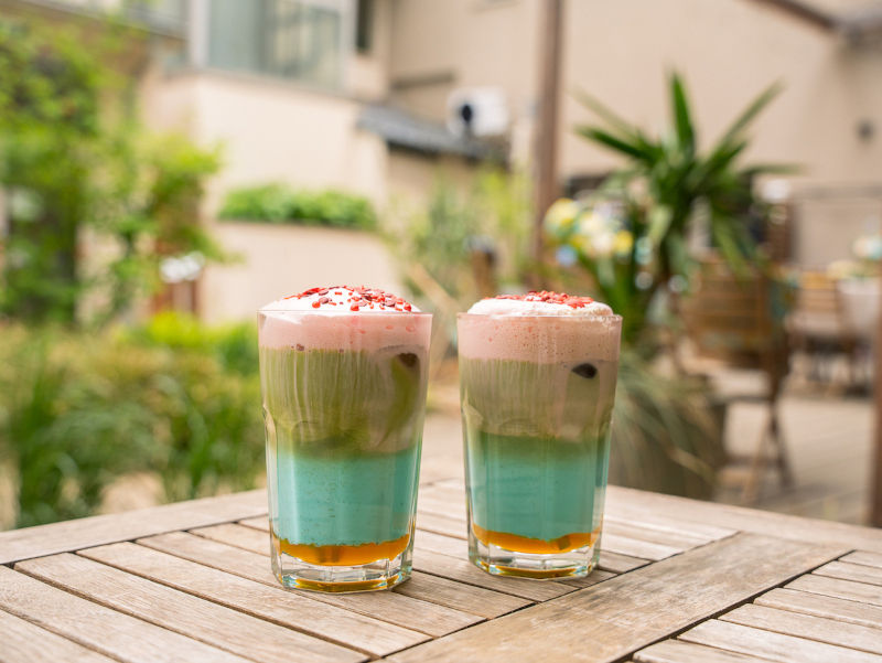Der Sommer wird bunt: Tchibo launcht Iced Rainbow Matcha Latte österreichweit